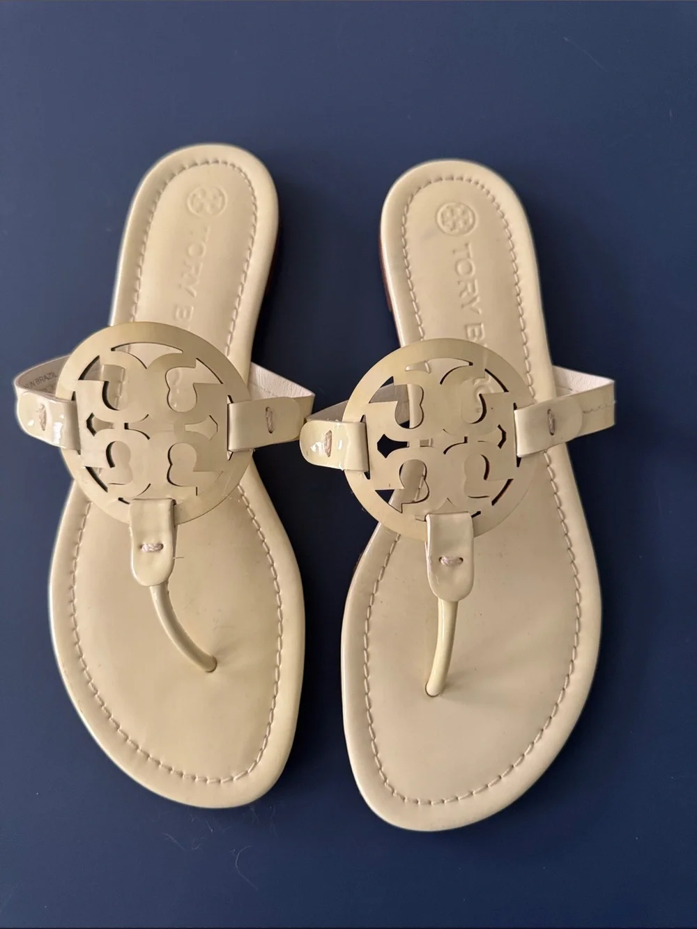 Tory Burch Leather Logo Thong Sandals in Light Beige